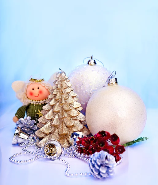 Різдвяний натюрморт з деревом, м'яч . — стокове фото