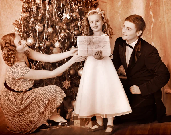 Gezin met kinderen dressing kerstboom. — Stockfoto