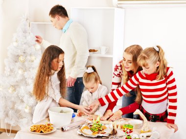 hamur xmas mutfakta çalışırken çocuklu aile.