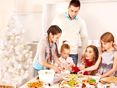 hamur xmas mutfakta çalışırken çocuklu aile.