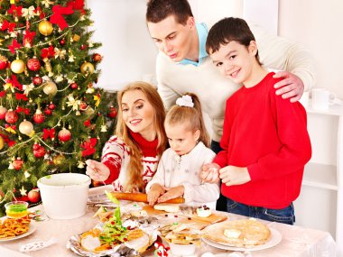 hamur xmas mutfakta çalışırken çocuklu aile.