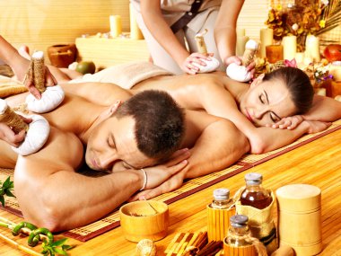 kadın bitkisel topu almak ve spa merkezinde masaj.