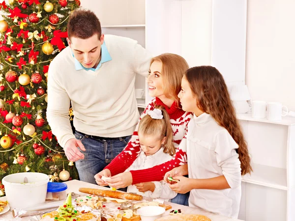 Familia con niños rodando masa en la cocina de Navidad . — Foto de Stock