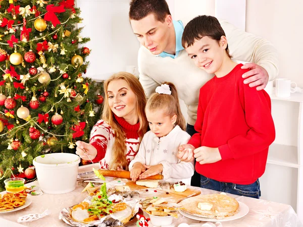 Família com crianças rolando massa na cozinha Xmas . — Fotografia de Stock