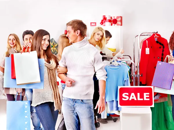 Donne dello shopping alle vendite di Natale . — Foto Stock