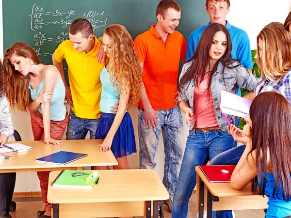 Estudante de grupo em sala de aula perto de quadro negro . — Fotografia de Stock