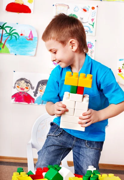 Niño jugando conjunto de construcción . — Foto de Stock