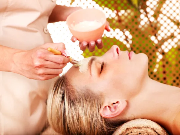 Mujer recibiendo masaje facial  . — Foto de Stock