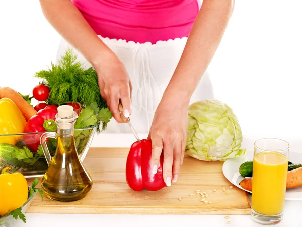 Schwangere bereitet Essen zu . — Stockfoto