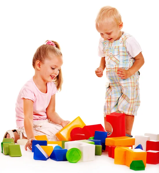 Crianças brincam de blocos de construção . — Fotografia de Stock