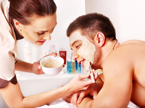 Clay facial mask in beauty spa. — Stock Photo, Image