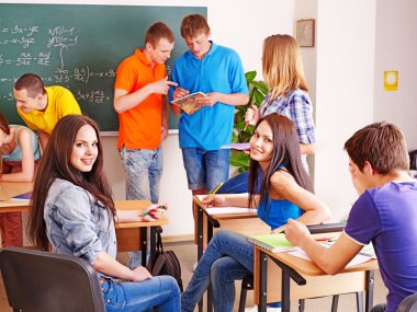 grup öğrenci sınıfta blackboard yakınındaki.