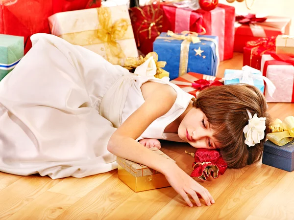 Criança com caixa de presente perto da árvore de Natal . — Fotografia de Stock