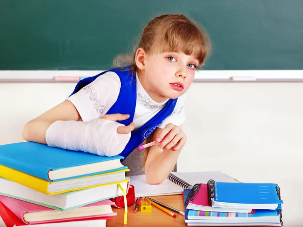 Child with broken arm. — Stock Photo, Image