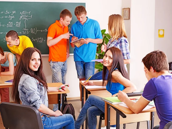 grup öğrenci sınıfta blackboard yakınındaki.