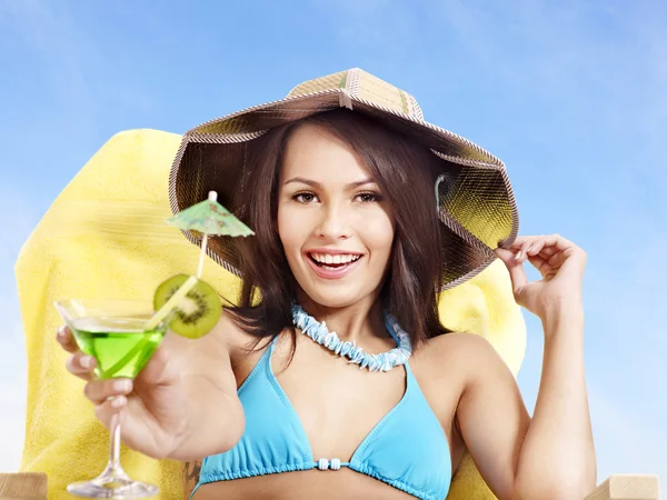 Mädchen im Bikini trinkt Alkohol-Koktail durch einen Strohhalm. — Stockfoto