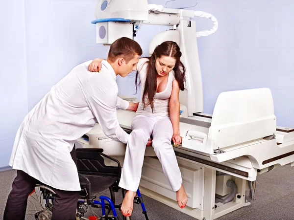 Paciente y médico en sala de rayos X . — Foto de Stock