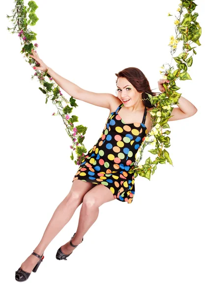 Menina bonita balançando no balanço da flor . — Fotografia de Stock