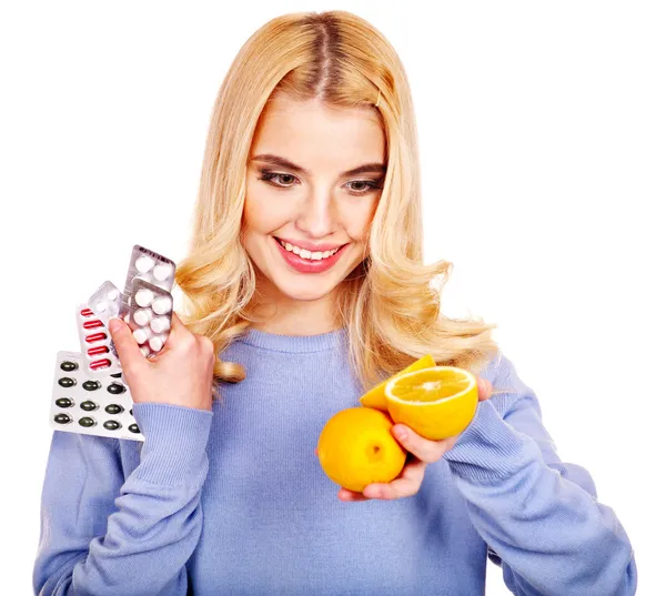 Vrouw met tabletten en citroen. — Stockfoto