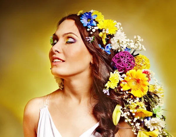 Mujer con peinado de flores . — Foto de Stock