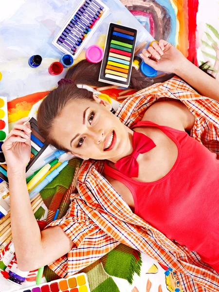 Mujer artista con paleta de pintura . — Foto de Stock