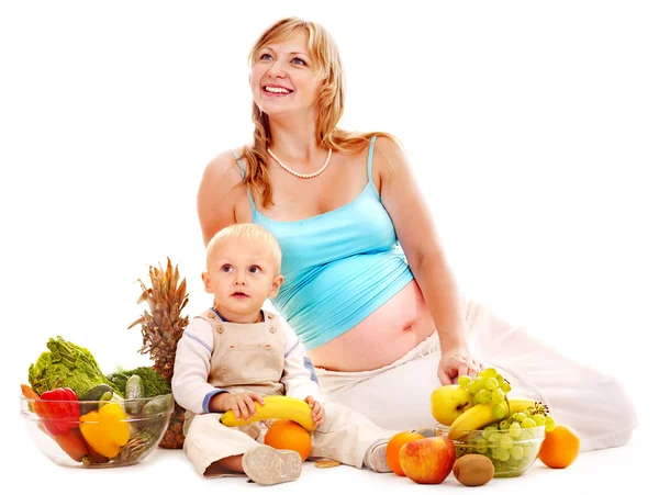 Aile hamile kadın gıda hazırlama . — Stok fotoğraf