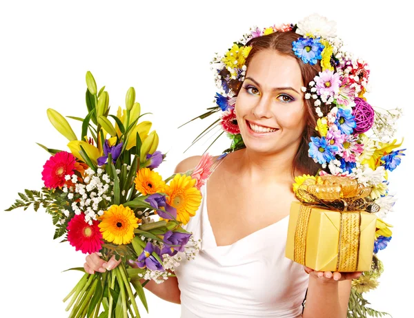 Donna con confezione regalo e fiore . — Foto Stock