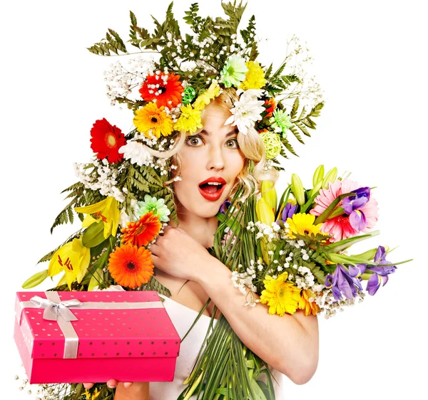 Donna con confezione regalo e fiore . — Foto Stock