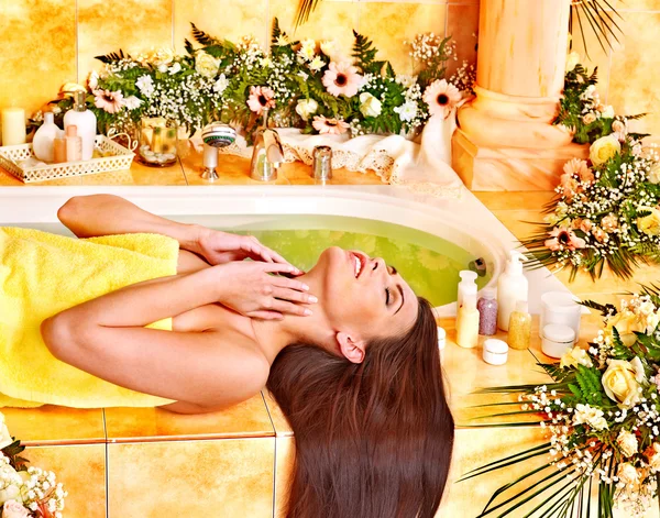 Frau im Luxus-Spa. — Stockfoto