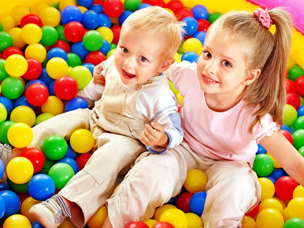 Barn i färgad boll. — Stockfoto