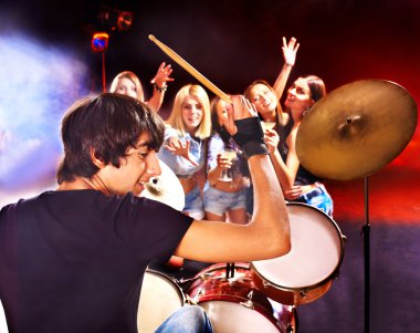 Grup gitar çalmak.