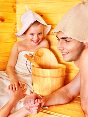 Aile ile çocuk rahatlatıcı sauna.