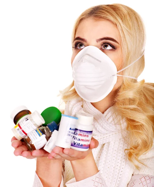 Ung kvinna med influensa tar piller. — Stockfoto