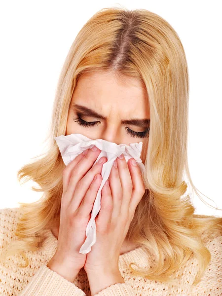 Молодая женщина с носовым платком простудилась . — стоковое фото