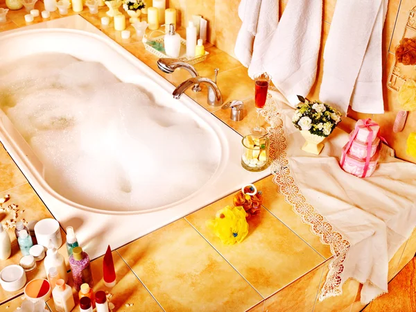Salle de bain intérieure avec baignoire à bulles . — Photo