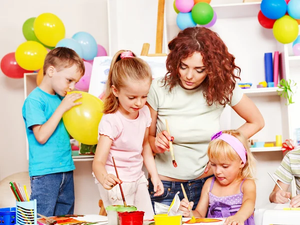 Pintura infantil no cavalete . — Fotografia de Stock