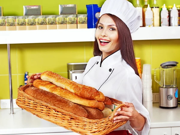 Vrouwelijke chef-kok bedrijf voedsel. — Stockfoto