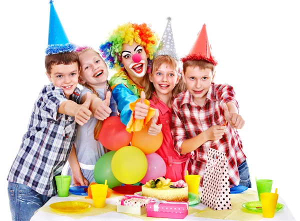 Verjaardag partijgroep van kind met cake. — Stockfoto