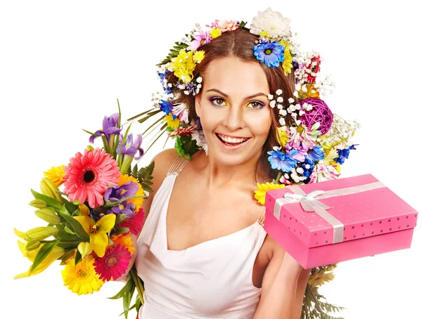 Mujer con caja de regalo y flor . — Foto de Stock