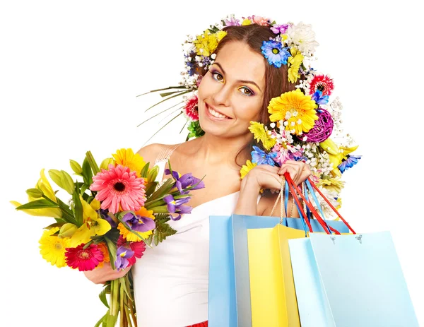 Mujer con bolsa de compras sosteniendo flor . — Foto de Stock