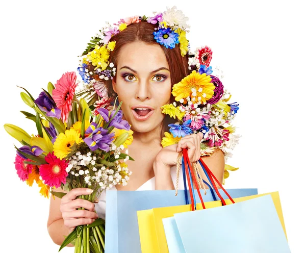 Mujer con bolsa de compras sosteniendo flor . — Foto de Stock