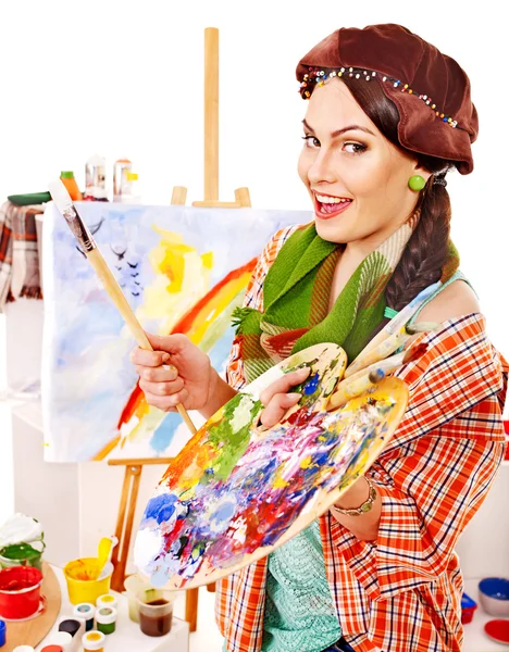 Vrouwelijke kunstenaar op het werk. — Stockfoto