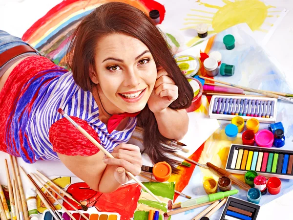 Konstnären kvinna med färgpalett. — Stockfoto
