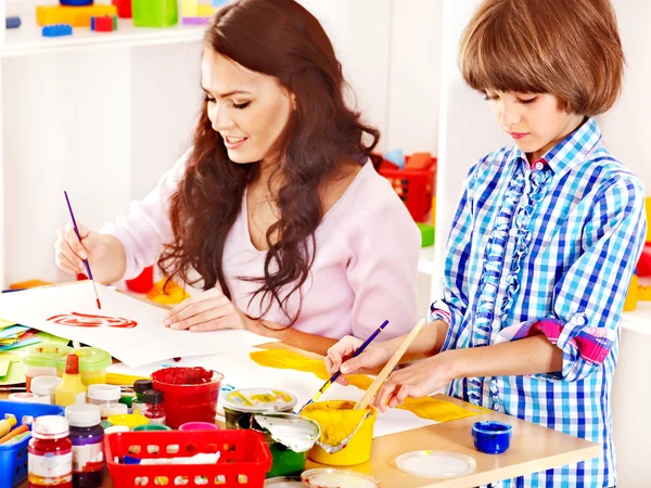 Gezin met kind spelen bakstenen. — Stockfoto