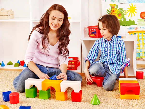 Família com criança brincando de tijolos . — Fotografia de Stock