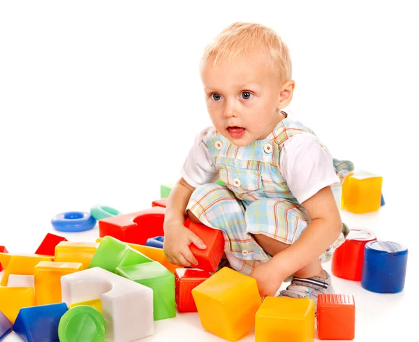 Les enfants jouent blocs de construction . — Photo