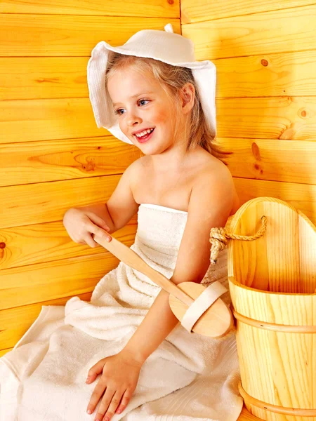 Niño relajándose en la sauna . — Foto de Stock