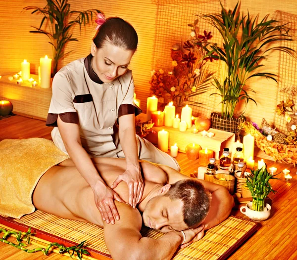 Kvinna får bambu massage. — Stockfoto