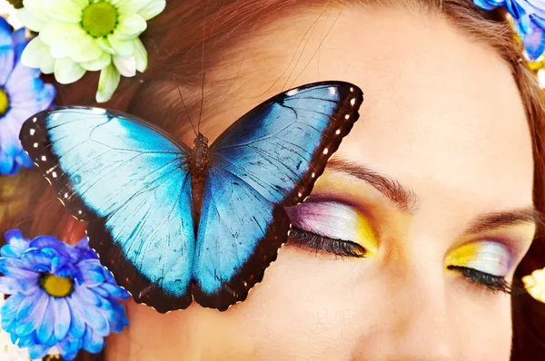 Mujer con flor y mariposa . — Foto de Stock