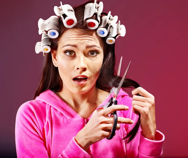 Mulher usar encrespadores de cabelo na cabeça . — Fotografia de Stock